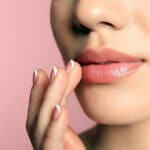 Des lèvres injectées avec de l’acide hyaluronique ? Pourquoi faire le choix de se lancer ?